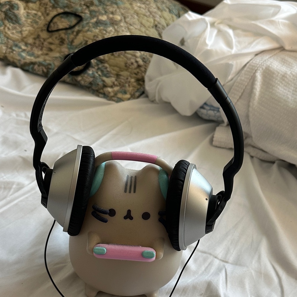 Bose Wired Over-Ear Headphones - Picture 2 of 8